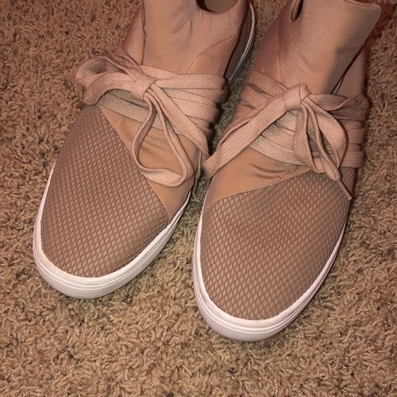 Steve Madden Size 10 Sneaker Shoes Beige/Pink Tone - Picture 2 of 3